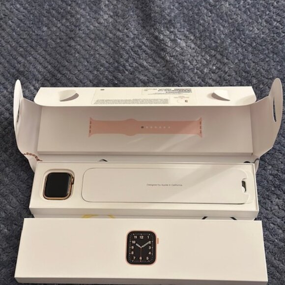 Apple Watch SE 40mm Gold Aluminum Case with Pink Sand Sport Band